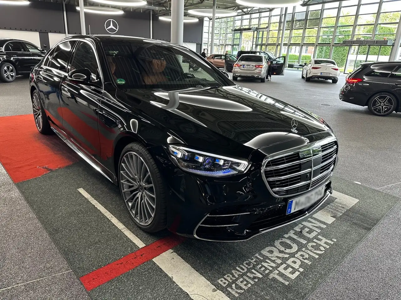 Mercedes Benz S-klasse S400 Long 4-Matic 2023, front view — Lisbon Luxury Car Rental, Lisbon. The S400 Long 4-Matic is the long-wheelbase version of Mercedes-Benz's flagship sedan,…