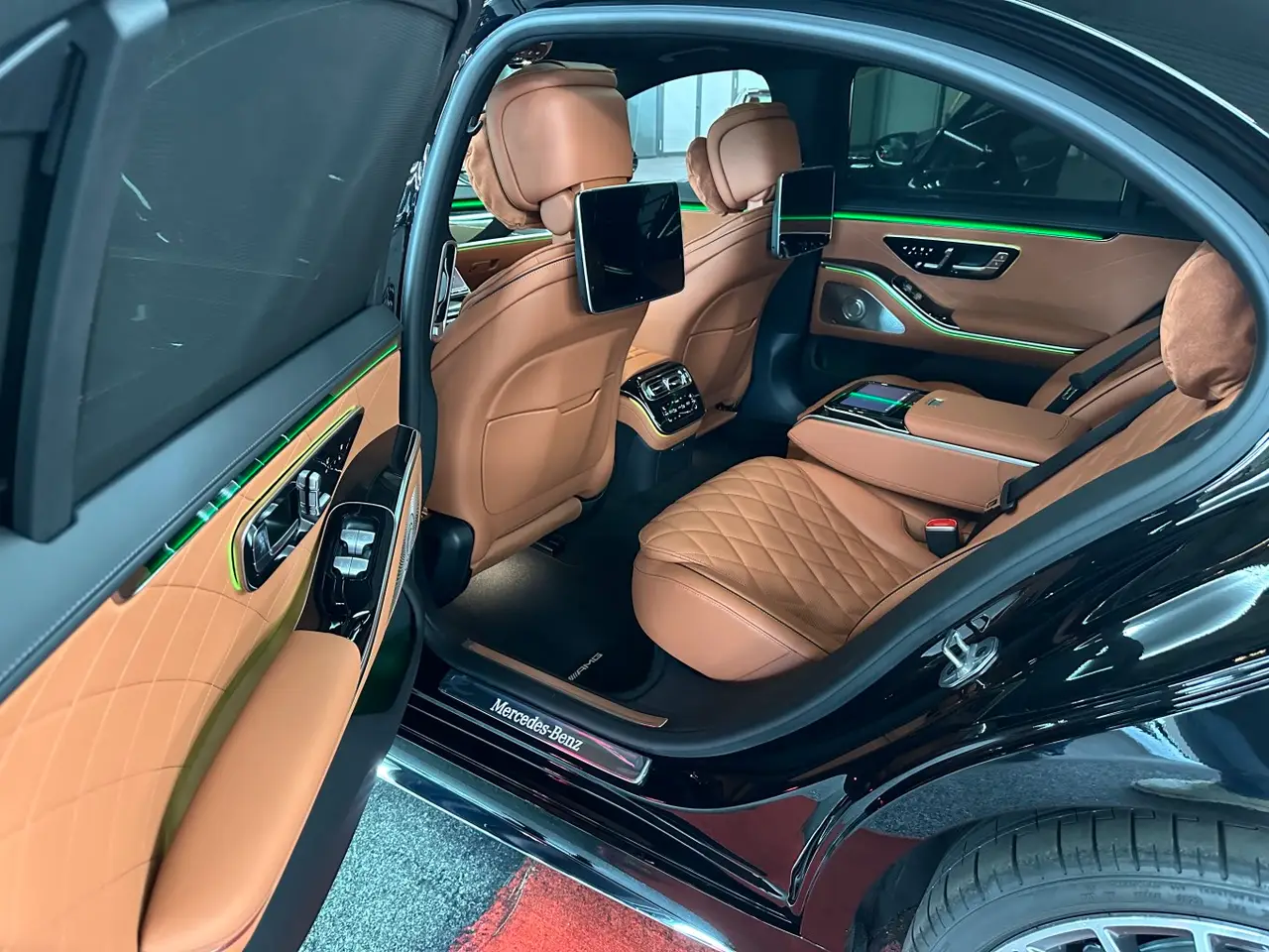 Mercedes Benz S-klasse S400 Long 4-Matic 2023, rear view — Lisbon Luxury Car Rental, Lisbon. The S400 Long 4-Matic is the long-wheelbase version of Mercedes-Benz's flagship sedan,…