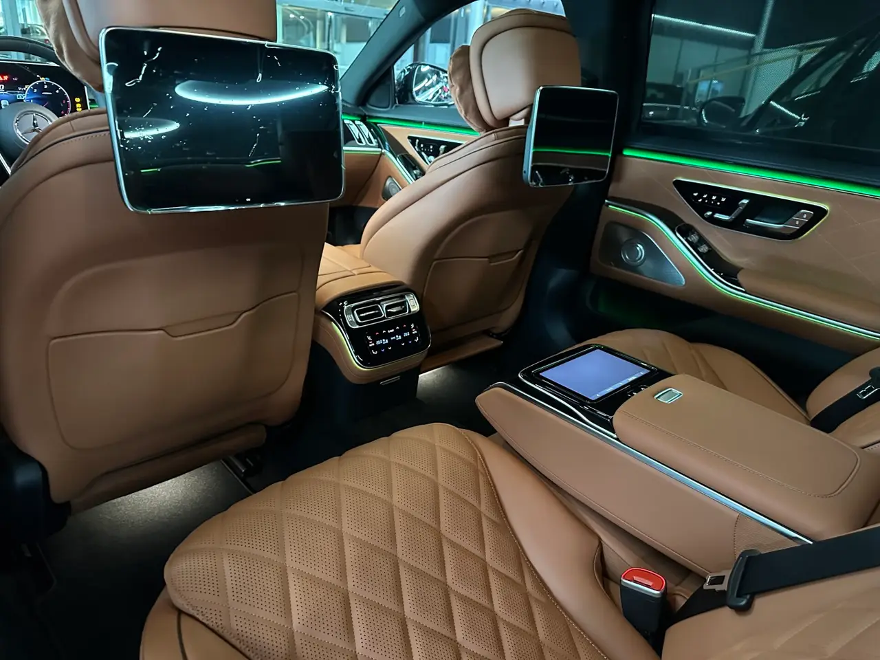 Mercedes Benz S-klasse S400 Long 4-Matic 2023, interior — Lisbon Luxury Car Rental, Lisbon. The S400 Long 4-Matic is the long-wheelbase version of Mercedes-Benz's flagship sedan,…