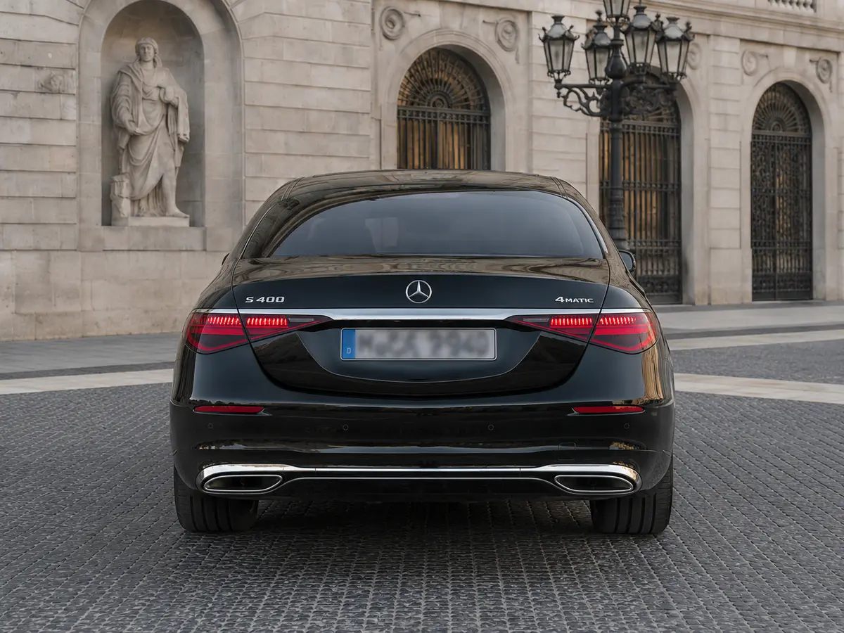 Mercedes Benz S-klasse S400 Long 4-Matic 2023, rear view — Lisbon Luxury Car Rental, Lisbon. The S400 Long 4-Matic is the long-wheelbase version of Mercedes-Benz's flagship sedan,…