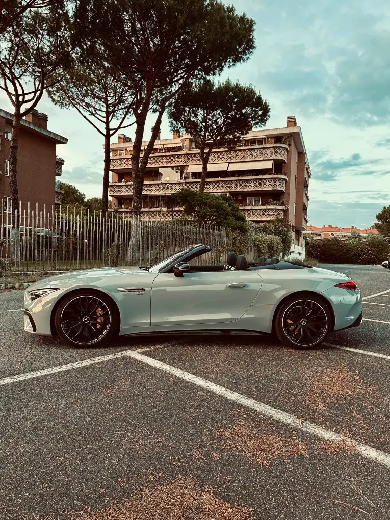 Mercedes Benz SL63 Cabrio 2023, extérieur — Lisbon Luxury Car Rental, Lisbonne. La Mercedes-Benz SL63 Cabrio 2023 s'inscrit dans la tradition des grands cabriolets…