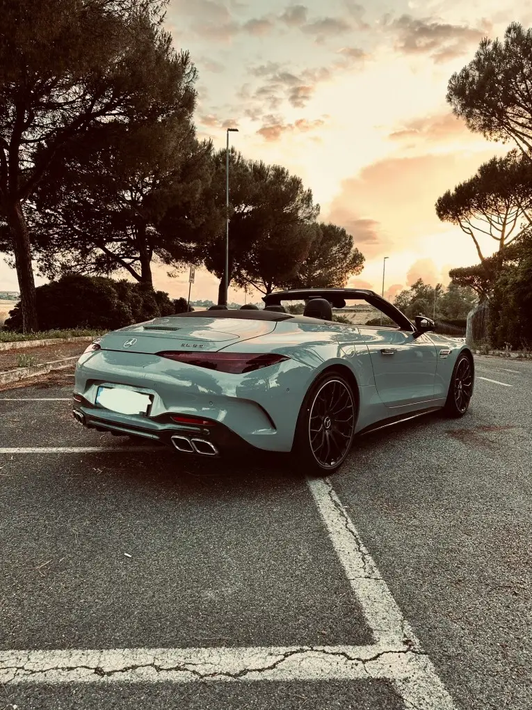 Mercedes Benz SL63 Cabrio 2023, vue arrière — Lisbon Luxury Car Rental, Lisbonne. La Mercedes-Benz SL63 Cabrio 2023 s'inscrit dans la tradition des grands cabriolets…