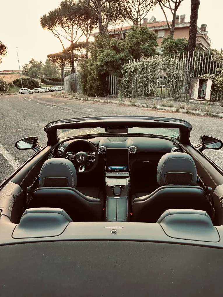 Mercedes Benz SL63 Cabrio 2023, intérieur — Lisbon Luxury Car Rental, Lisbonne. La Mercedes-Benz SL63 Cabrio 2023 s'inscrit dans la tradition des grands cabriolets…