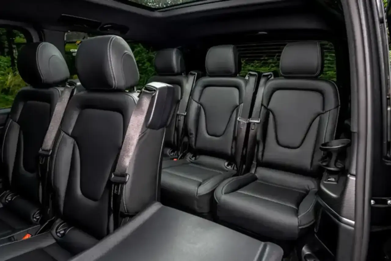 Mercedes Benz V300 8 seats 2025, extérieur — Lisbon Luxury Car Rental, Lisbonne. Le Mercedes Benz V300 2025 s'adresse à ceux qui voyagent en groupe sans vouloir…