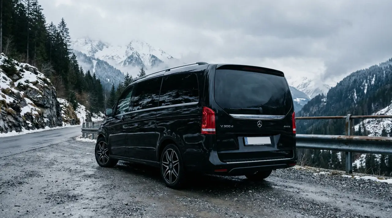 Mercedes Benz V300 8 seats 2025, vue avant — Lisbon Luxury Car Rental, Lisbonne. Le Mercedes Benz V300 2025 s'adresse à ceux qui voyagent en groupe sans vouloir…