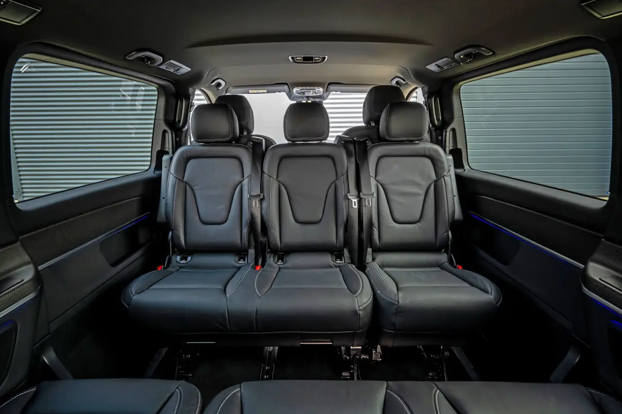 Mercedes Benz V300 8 seats 2025, intérieur — Lisbon Luxury Car Rental, Lisbonne. Le Mercedes Benz V300 2025 s'adresse à ceux qui voyagent en groupe sans vouloir…
