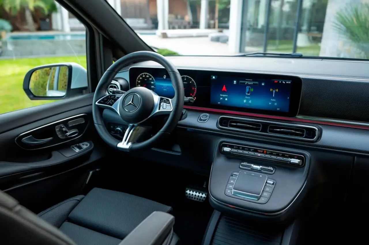 Mercedes Benz V300 8 seats 2025, tableau de bord — Lisbon Luxury Car Rental, Lisbonne. Le Mercedes Benz V300 2025 s'adresse à ceux qui voyagent en groupe sans vouloir…