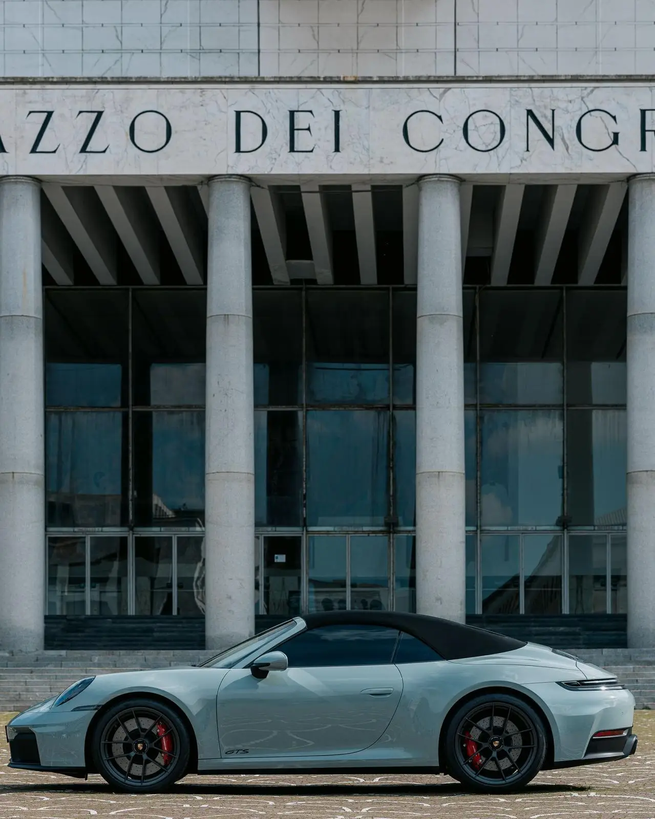 Porsche Carrera Spyder 992,2 GTS 2025, extérieur — Lisbon Luxury Car Rental, Lisbonne. La Porsche Carrera Spyder 992.2 GTS développe 541 chevaux dans une carrosserie cabriolet…