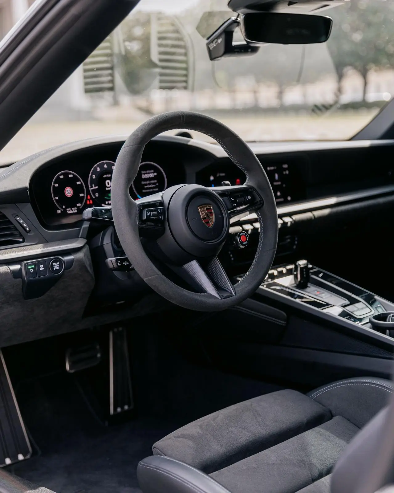 Porsche Carrera Spyder 992,2 GTS 2025, vue avant — Lisbon Luxury Car Rental, Lisbonne. La Porsche Carrera Spyder 992.2 GTS développe 541 chevaux dans une carrosserie cabriolet…