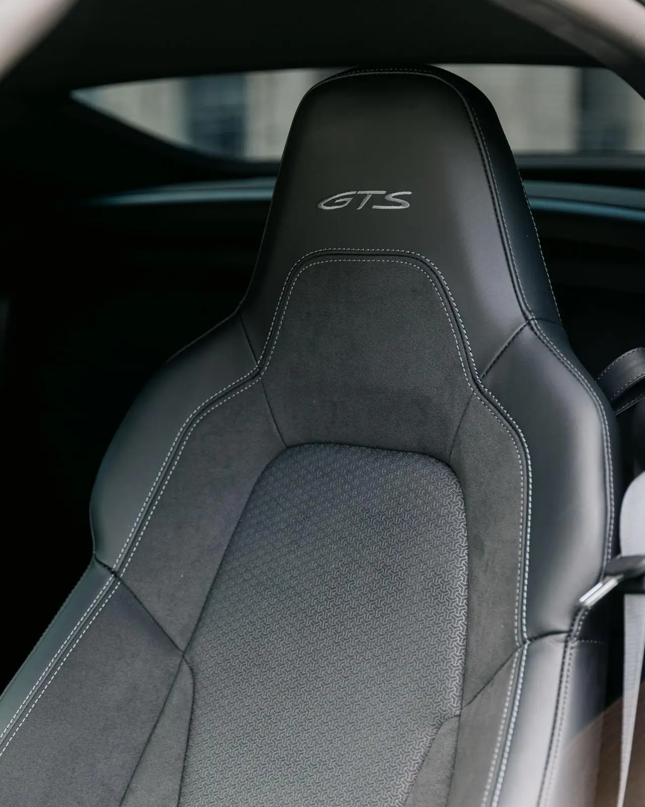 Porsche Carrera Spyder 992,2 GTS 2025, vue arrière — Lisbon Luxury Car Rental, Lisbonne. La Porsche Carrera Spyder 992.2 GTS développe 541 chevaux dans une carrosserie cabriolet…