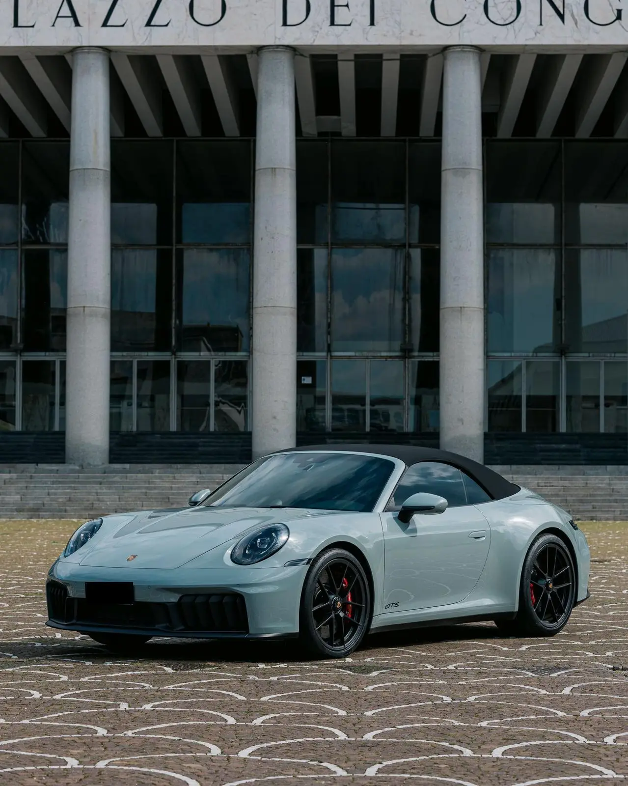 Porsche Carrera Spyder 992,2 GTS 2025, intérieur — Lisbon Luxury Car Rental, Lisbonne. La Porsche Carrera Spyder 992.2 GTS développe 541 chevaux dans une carrosserie cabriolet…