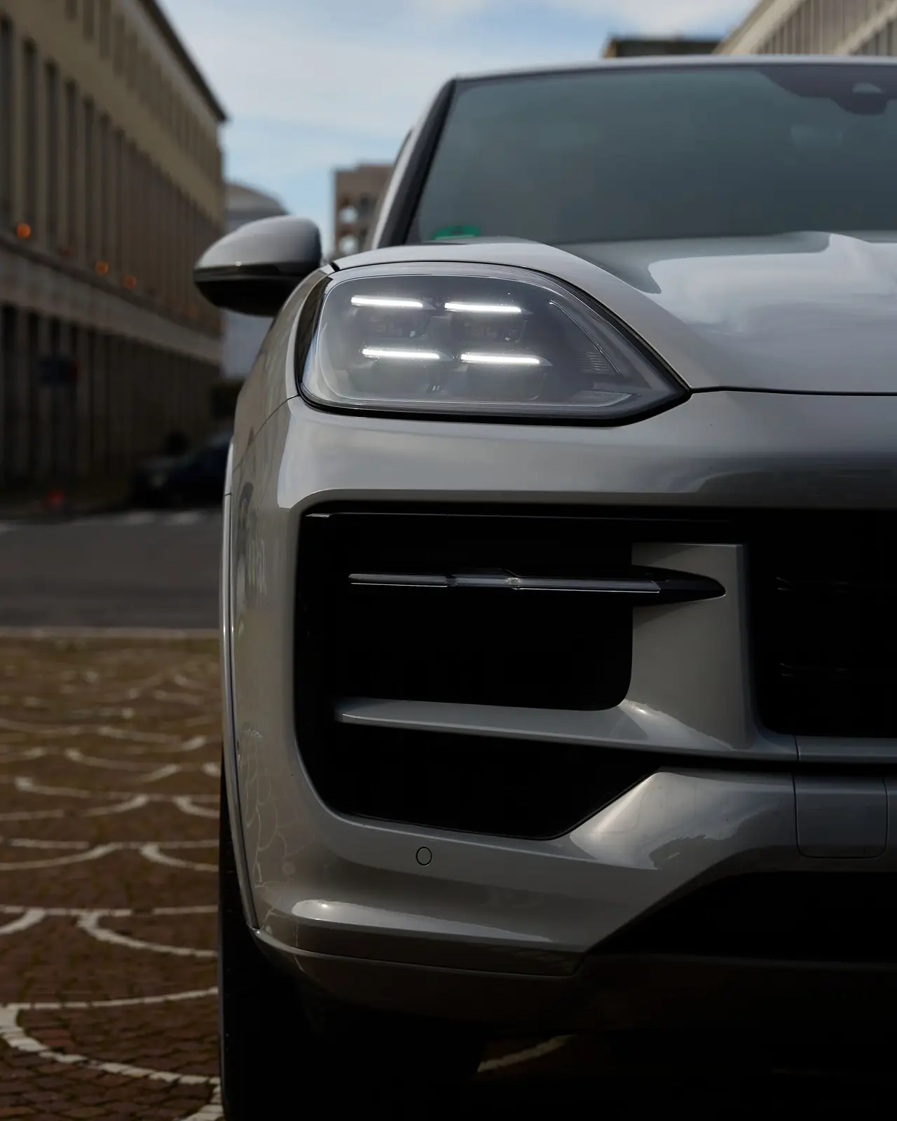 Porsche Cayenne 2025, front view — Lisbon Luxury Car Rental, Lisbon. The 2025 Porsche Cayenne carries its 353 hp with the same composure Porsche builds into…