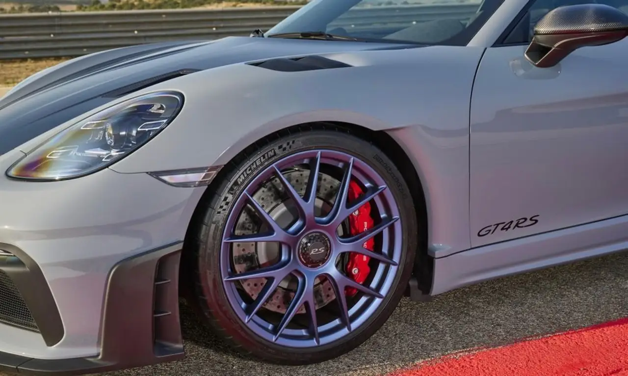 Porsche GT4 RS 2024, front view — Lisbon Luxury Car Rental, Lisbon. The 2024 Porsche GT4 RS is built around one purpose: precise, engaging driving. With 500…