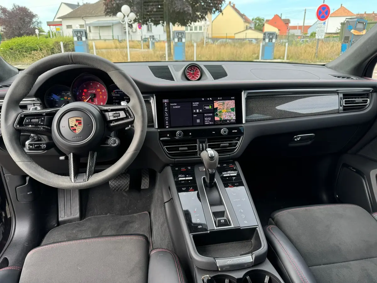 Porsche Macan GTS 2024, exterior — Lisbon Luxury Car Rental, Lisboa. Curvas de Sintra dominadas con precisión ágil y firme