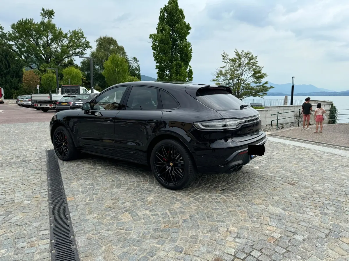 Porsche Macan GTS 2024, vista frontal — Lisbon Luxury Car Rental, Lisboa. Curvas de Sintra dominadas con precisión ágil y firme