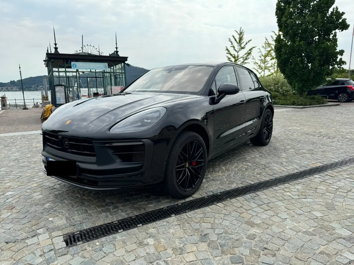 Porsche Macan GTS 2024, vista trasera — Lisbon Luxury Car Rental, Lisboa. Curvas de Sintra dominadas con precisión ágil y firme