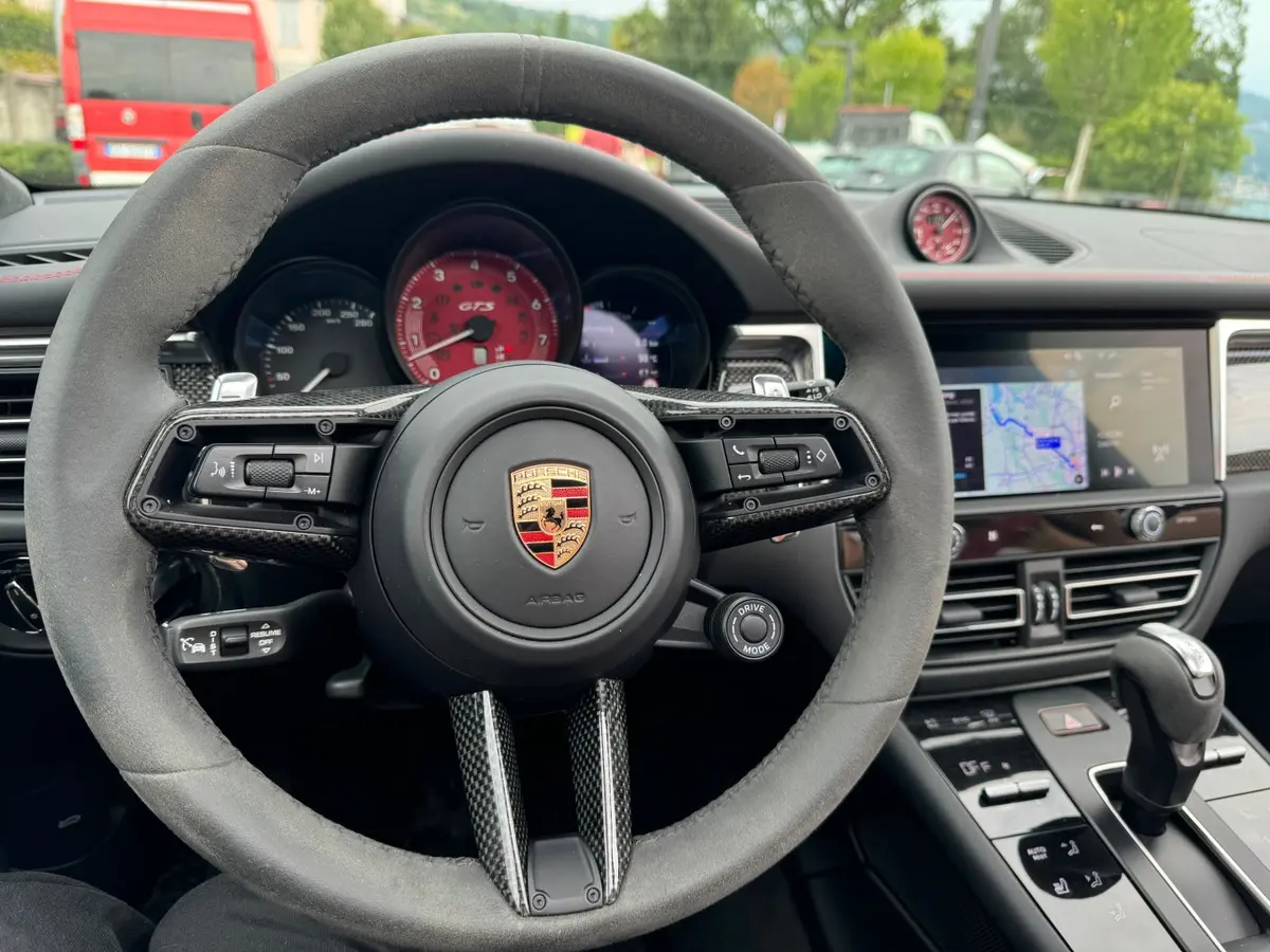 Porsche Macan GTS 2024, interior — Lisbon Luxury Car Rental, Lisboa. Curvas de Sintra dominadas con precisión ágil y firme