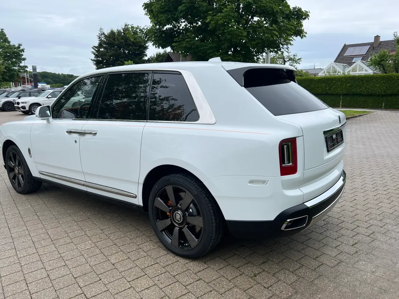 Rolls-Royce Cullinan 2022, side profile — Lisbon Luxury Car Rental, Lisbon. The Rolls-Royce Cullinan carries its size without any sense of effort. With 563 hp under…