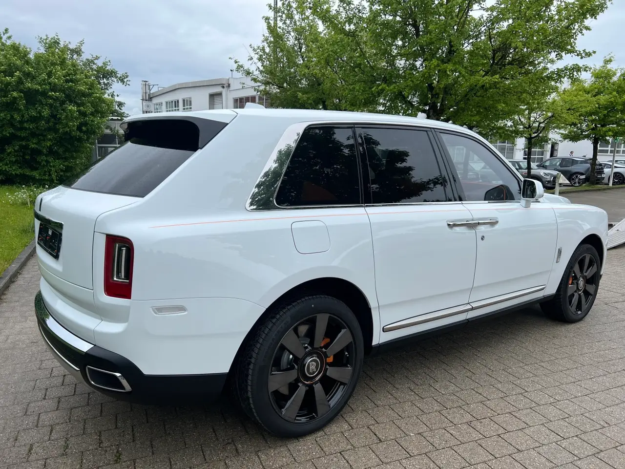 Rolls-Royce Cullinan 2022, exterior — Lisbon Luxury Car Rental, Lisbon. The Rolls-Royce Cullinan carries its size without any sense of effort. With 563 hp under…
