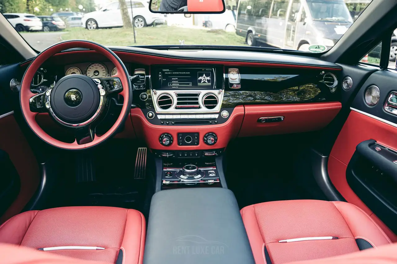 Rolls-Royce Dawn 2022, exterior — Lisbon Luxury Car Rental, Lisboa. El Rolls-Royce Dawn de 2022 es un descapotable de gran formato, pensado para avanzar sin…
