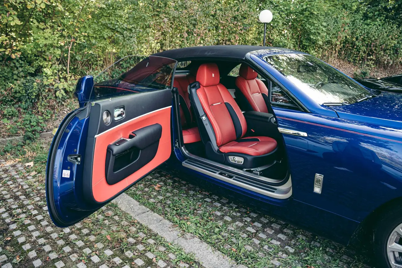 Rolls-Royce Dawn 2022, vista frontal — Lisbon Luxury Car Rental, Lisboa. El Rolls-Royce Dawn de 2022 es un descapotable de gran formato, pensado para avanzar sin…