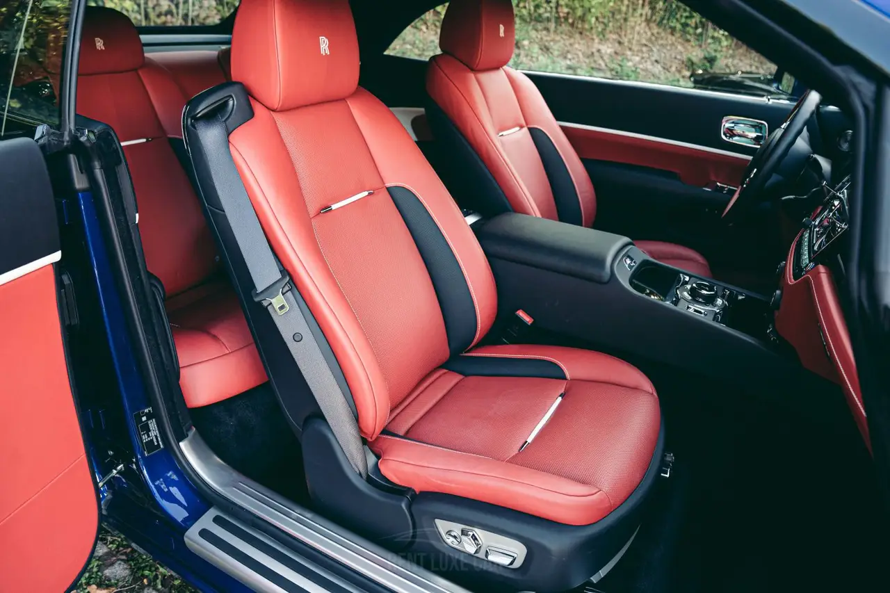 Rolls-Royce Dawn 2022, vista trasera — Lisbon Luxury Car Rental, Lisboa. El Rolls-Royce Dawn de 2022 es un descapotable de gran formato, pensado para avanzar sin…