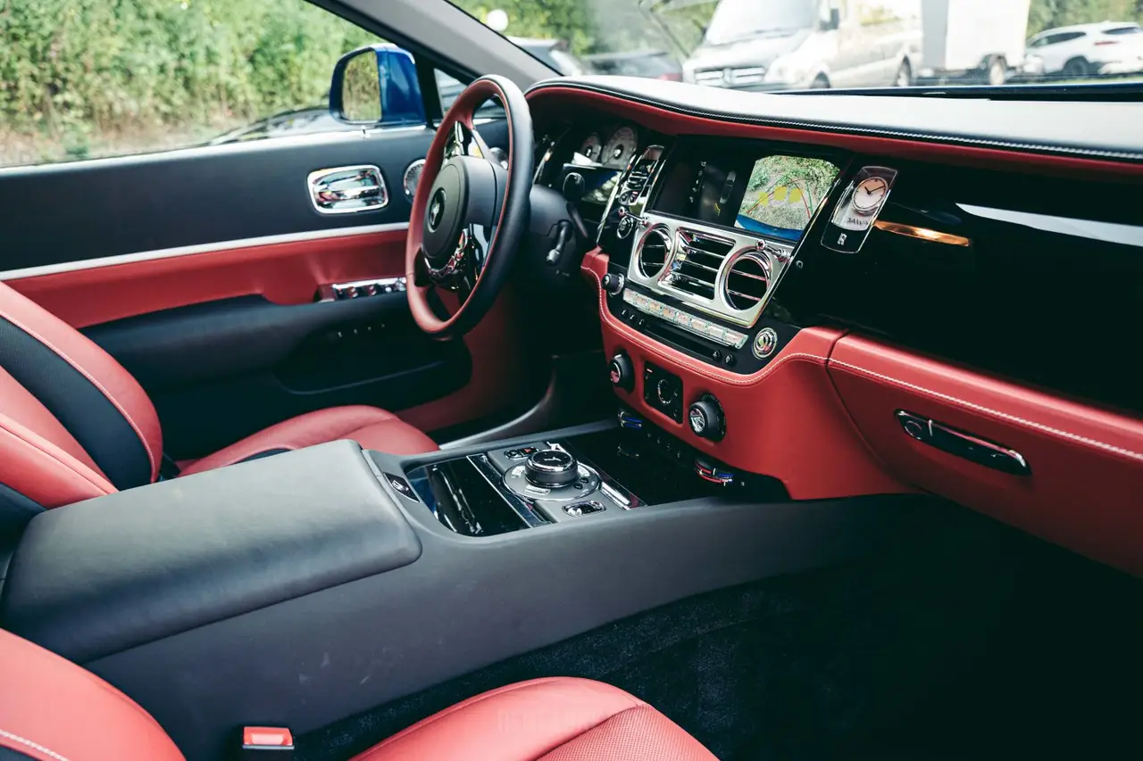 Rolls-Royce Dawn 2022, interior — Lisbon Luxury Car Rental, Lisboa. El Rolls-Royce Dawn de 2022 es un descapotable de gran formato, pensado para avanzar sin…