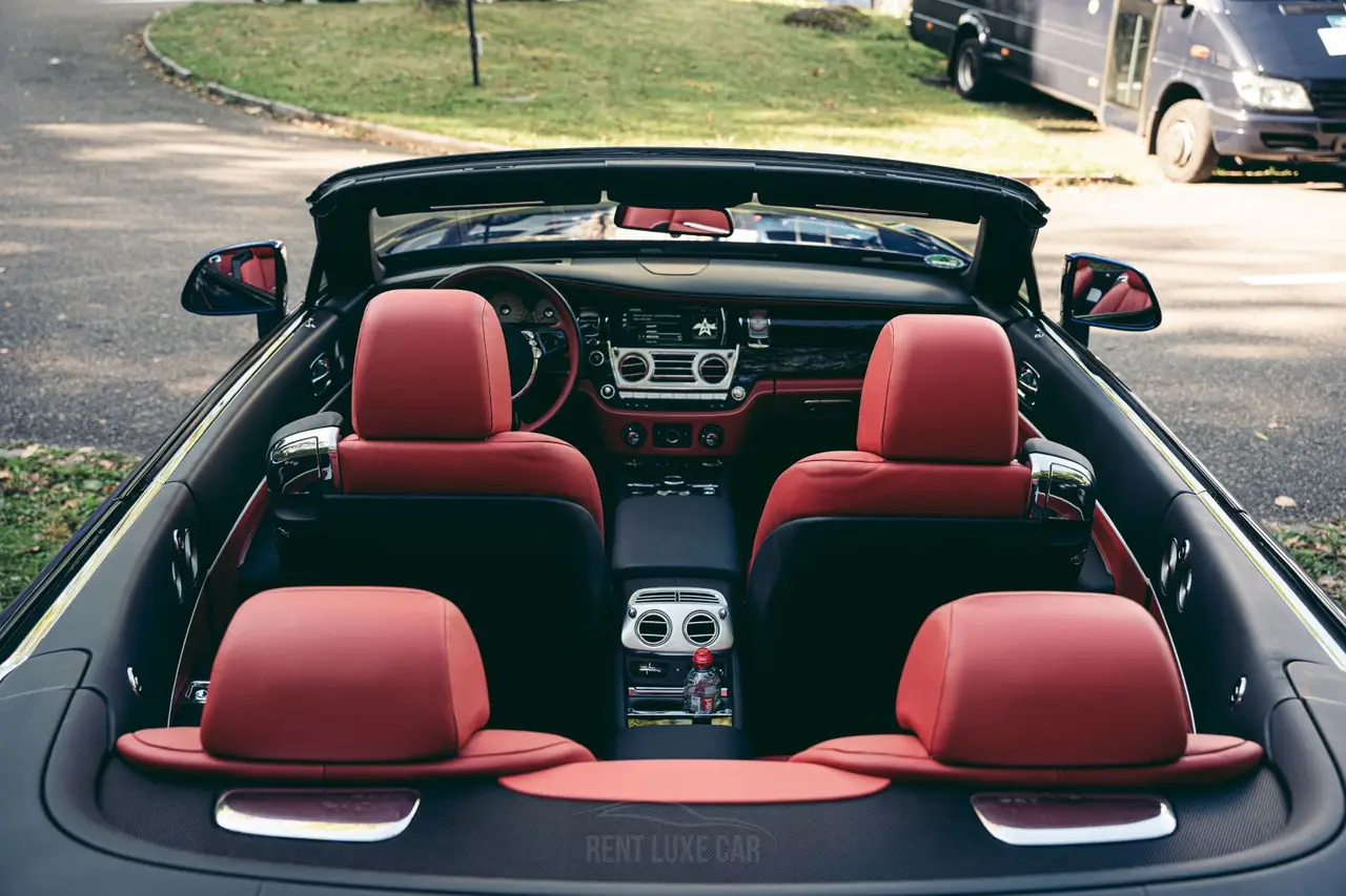 Rolls-Royce Dawn 2022, salpicadero — Lisbon Luxury Car Rental, Lisboa. El Rolls-Royce Dawn de 2022 es un descapotable de gran formato, pensado para avanzar sin…