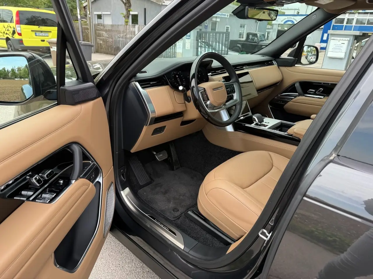 Rover Range Rover Autobiography D350 7s 2025, exterior — Lisbon Luxury Car Rental, Lisbon. The 2025 Range Rover Autobiography D350 7s carries Land Rover's flagship comfort into a…