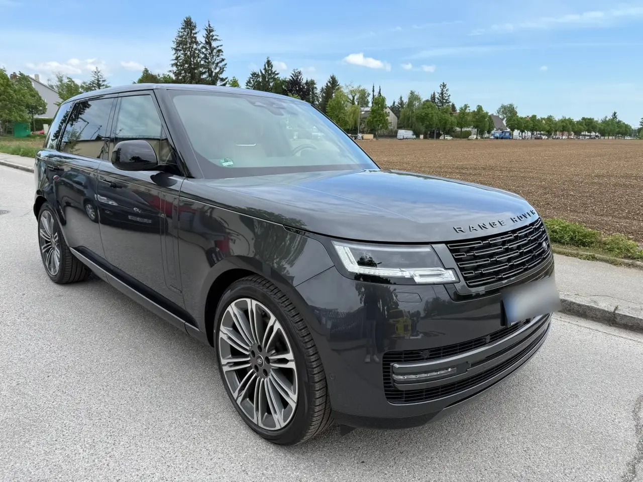 Rover Range Rover Autobiography D350 7s 2025, front view — Lisbon Luxury Car Rental, Lisbon. The 2025 Range Rover Autobiography D350 7s carries Land Rover's flagship comfort into a…