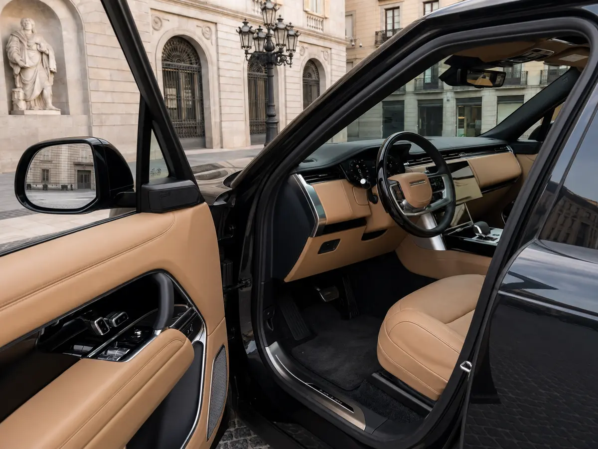 Rover Range Rover Autobiography D350 7s 2025, interior — Lisbon Luxury Car Rental, Lisbon. The 2025 Range Rover Autobiography D350 7s carries Land Rover's flagship comfort into a…