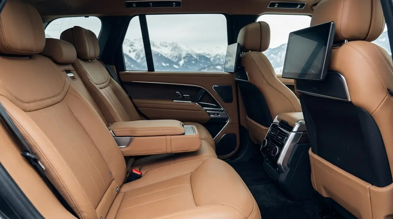Rover Range Rover Autobiography P530 2026, dashboard — Lisbon Luxury Car Rental, Lisbon. The 2026 Range Rover Autobiography P530 carries its 530 hp with the kind of composure…
